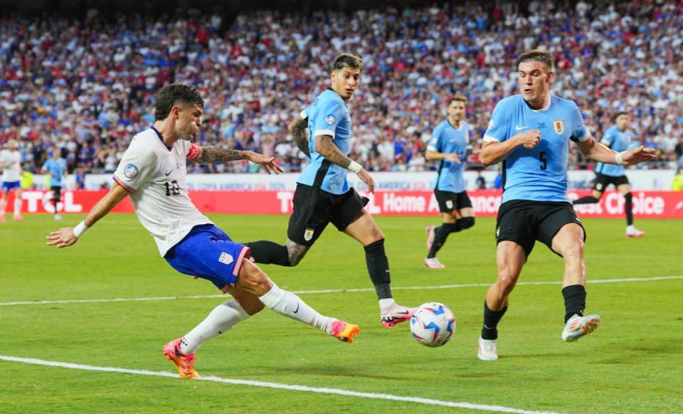 El delantero de Estados Unidos Christian Pulisic tira a puerta ante Uruguay, en el partido de la Copa América celebrado el 2 de julio de 2024 en Kansas City.