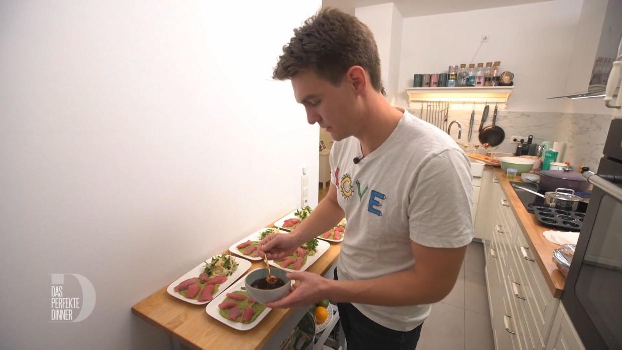 Auch beim Zubereiten der Vorspeise aus Avocadopüree, Apfel-Fenchel-Salat und Thunfisch ist Max ziemlich nervös.
 (Bild: RTL)