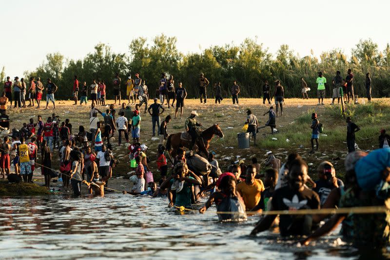 Migrantes solicitantes de asilo en Estados Unidos regresan al lado mexicano de la frontera, en Ciudad Acuña