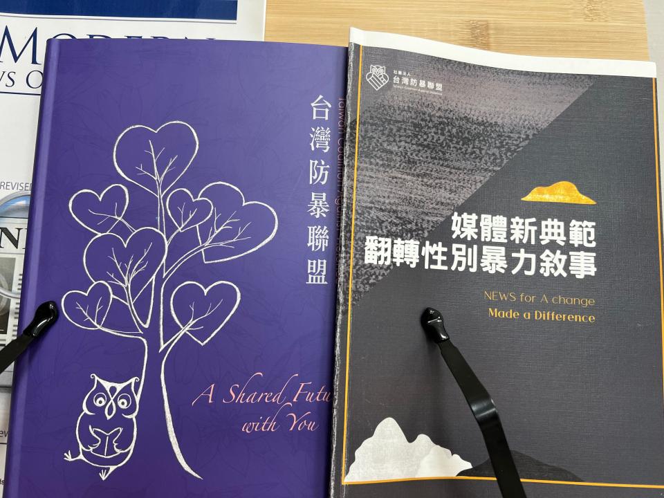 台灣防暴聯盟曾出版小冊子，提供媒體在報導性別暴力新聞時參考。 (攝影: 翁秀琪)