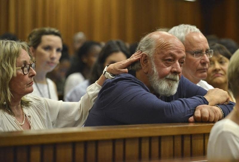 Barry Steenkamp, father of Reeva Steenkamp, is consoled by his wife June Steenkamp during the sentencing hearing of Olympic and Paralympic track star Oscar Pistorius at the North Gauteng High Court in Pretoria October 15, 2014.  REUTERS/Antoine de Ras/Pool