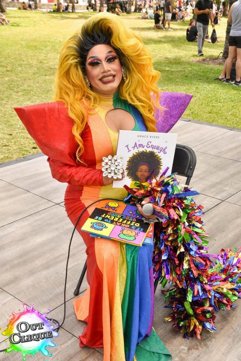 Angel Electra lee cuentos a los niños como parte de Drag Story Hour