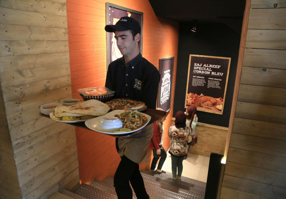 Los restaurantes son uno de los negocios que m&#xe1;s dificultades encuentran para conseguir empleados. (Foto: AP Photo/Karim Kadim)