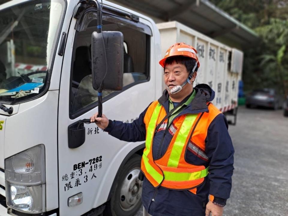 《圖說》坪林區清潔隊負責除草工作的李家鑫隊員於北宜路八段橋上發現一包薪資袋，拾金不昧獲表揚。〈環保局提供〉