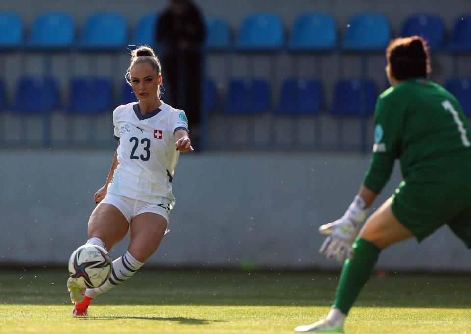 Soccer Football - Women's Euro 2025 Qualifier - Azerbaijan v Switzerland - Dalga Arena, Baku, Azerbaijan - April 9, 2024 Switzerland's Alisha Lehmann shoots at goal REUTERS/Aziz Karimov