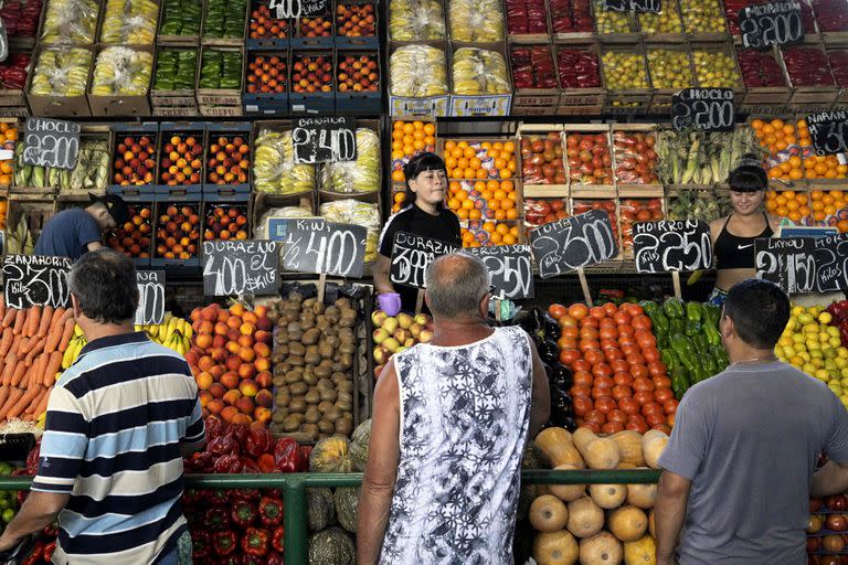 Las personas buscan precios competitivos en una verdulería en el Mercado central de Buenos Aires; la inflación se posiciona como la principal preocupación de la ciudadanía