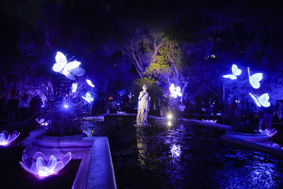 La gente visita la exhibición "Secret Garden" en el Jardín Botánico Carlos Thays, hogar de más de 1.500 especies de plantas en Buenos Aires, Argentina, el jueves 6 de julio de 2023. (AP Foto/Natacha Pisarenko)