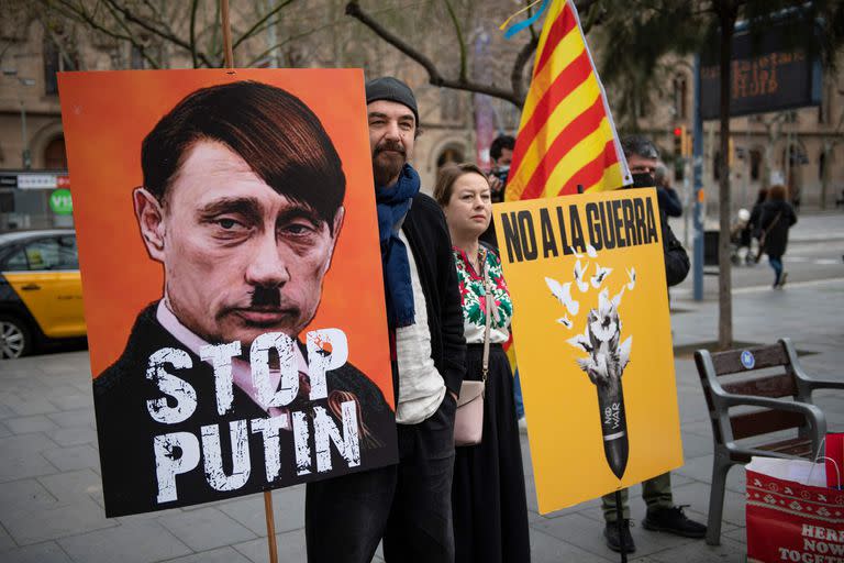 En los inicios de la guerra, varios manifestantes compararon a Putin con Hitler. (Photo by Josep LAGO / AFP)