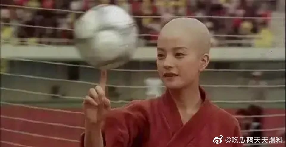 趙薇在《少林足球》中以光頭亮相。（圖／翻攝自微博）