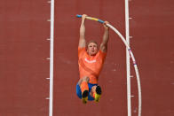 <p>Netherlands' Menno Vloon competes in the men's pole vault qualification during the Tokyo 2020 Olympic Games at the Olympic Stadium in Tokyo on July 31, 2021. (Photo by Ina FASSBENDER / AFP)</p> 