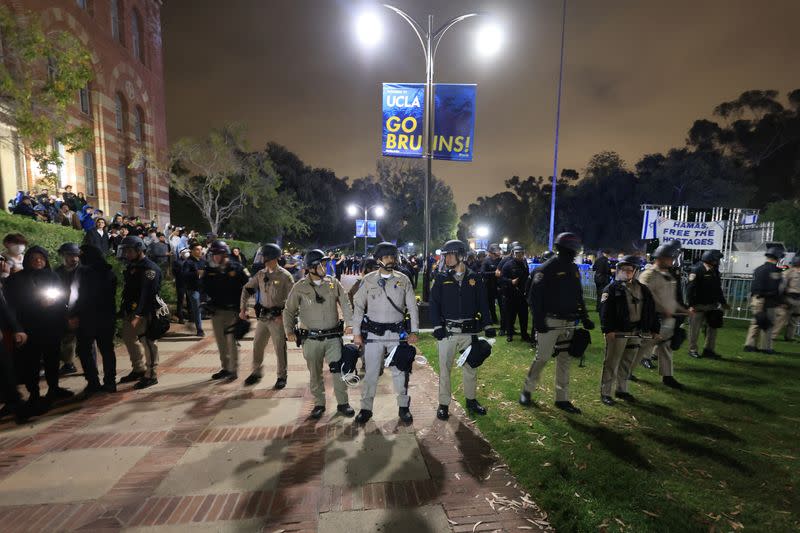 Police move in to quell clashes at Los Angeles pro-Palestinian campus ...