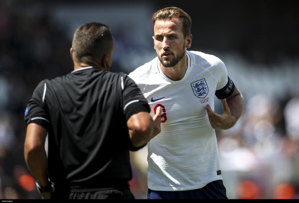 Guimar�es, 06/06/2019 - The Swiss National Team received this afternoon the National Team of England at the D. Afonso Henriques Stadium in the third and fourth place match of the 2019 UEFA National League. Harry Kane speaks to referee (Miguel Pereira / Global Images/Sipa USA)