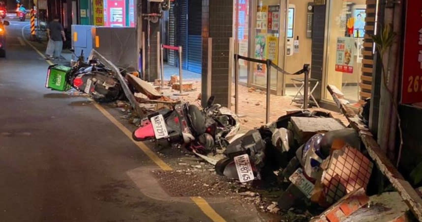 新北市鶯歌區1間麥當勞發生磚瓦崩落，造成顧客停放門口的機車全遭砸中倒塌。（圖／翻攝畫面）