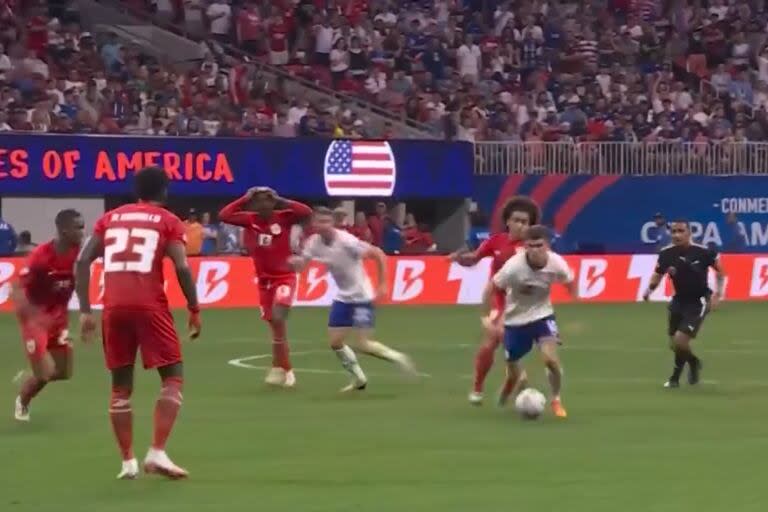 Christian Pulisic intenta escapar rumbo al área y Adalberto Carrasquilla lo golpeará desde atrás; el árbitro, enseguida le mostró la tarjeta roja