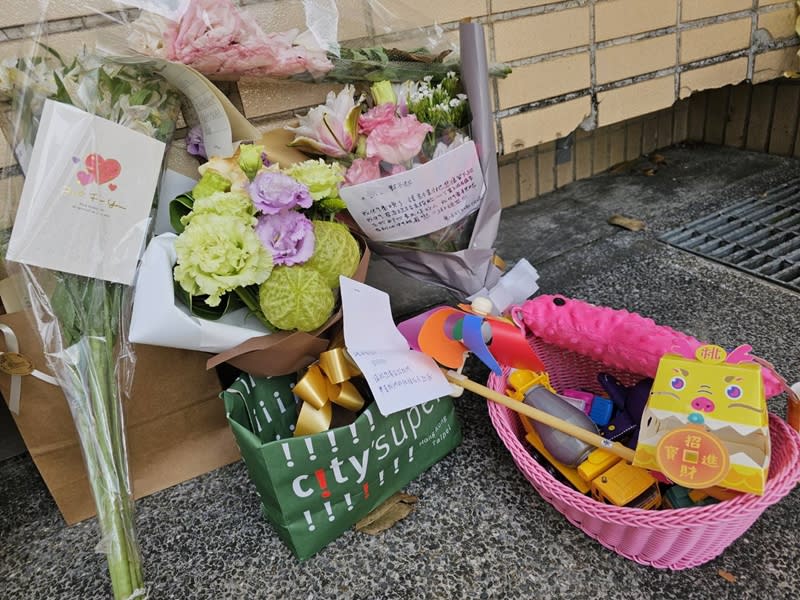 民眾自發性舉辦悼念新北一歲男童行動，在台北市府大門口擺放鮮花哀悼，並附上卡片說「我們來晚了」、「把悲傷留給我們，帶著祝福在天翱翔」。（中央社）