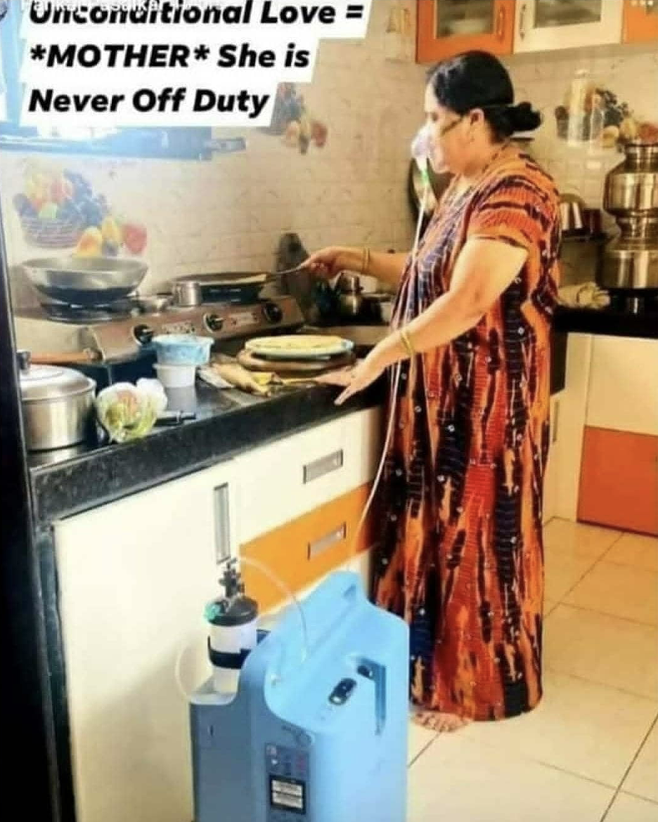 <p>印度母親戴氧氣罩煮飯。（圖／翻攝自Ig）</p>
