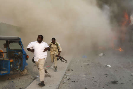 Somali security officers run from the scene of an explosion in Mogadishu, Somalia November 9, 2018. REUTERS/Feisal Omar