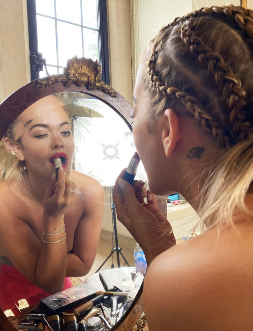 Rita wählte etwas roten Lippenstift für ihren Schmollmund. Foto: Instagram/ritaora.