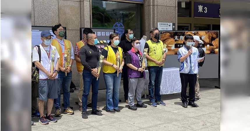 台灣鐵路產業工會今在台北車站舉行太魯閣號事故追思會，罹難司機員家屬透過公開信表達思念。（圖／中國時報陳祐誠攝）