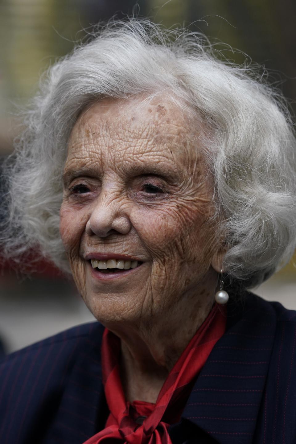 La autora y periodista mexicana Elena Poniatowska, de 91 años, llega a una conferencia de prensa un día después de ser anunciada como ganadora del Premio Internacional Carlos Fuentes a la Creación Literaria en Idioma Español 2023, en la Ciudad de México, el martes 15 de agosto de 2023. (Foto AP/Arnulfo Franco )