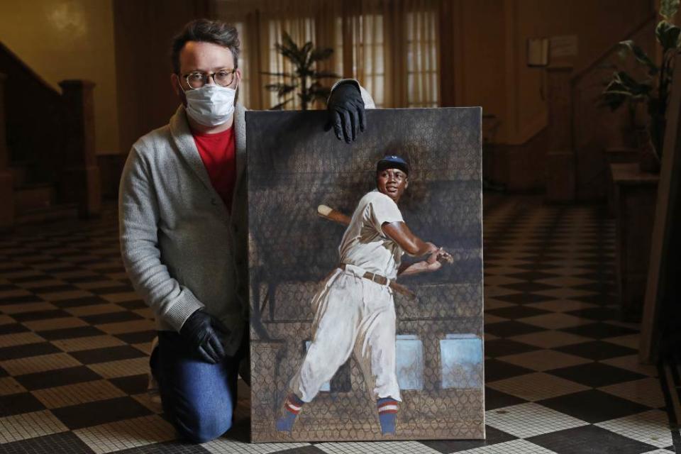 今年是黑人大聯盟誕生100周年，棒球藝術家Graig Kreindler展示自己的吉布森畫作。（美聯社資料照）