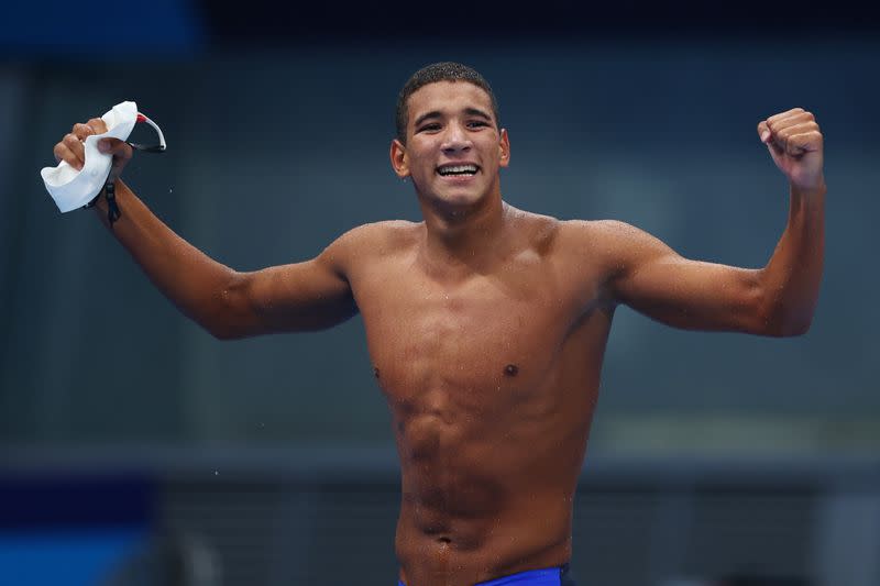 Foto del domingo del tunecino Ahmed Hafnaoui celebrando tras ganar el oro en los 400 mts libres.