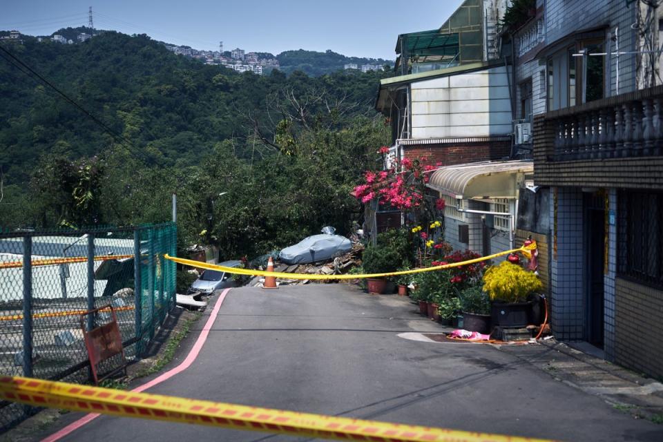 Damaged houses and road following an earthquake in New Taipei City, Taiwan.<span class="copyright">An Rong Xu—Bloomberg/Getty Images</span>