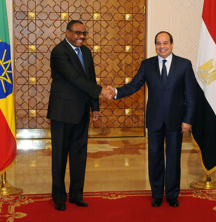 Egyptian President Abdel Fattah al-Sisi (R) and Ethiopian Prime Minister Hailemariam Desalegn shaking hands during their meeting in the Egyptian Presidential Palace in Cairo, Egypt January 18, 2018 in this handout picture courtesy of the Egyptian Presidency. The Egyptian Presidency/Handout via REUTERS