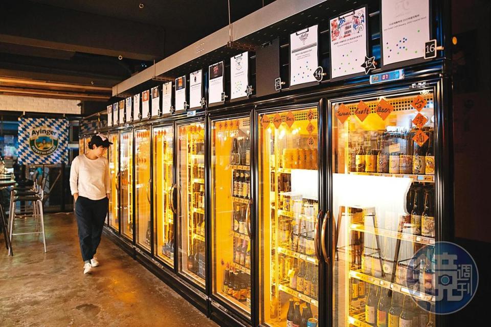 冰箱裡展示著世界各國與台灣本地精釀啤酒。