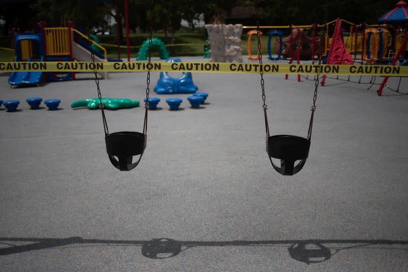 Un patio de recreo vacío está rodeado de cinta de advertencia en Seabrook, Texas, EEUU, el 8 de julio de 2020