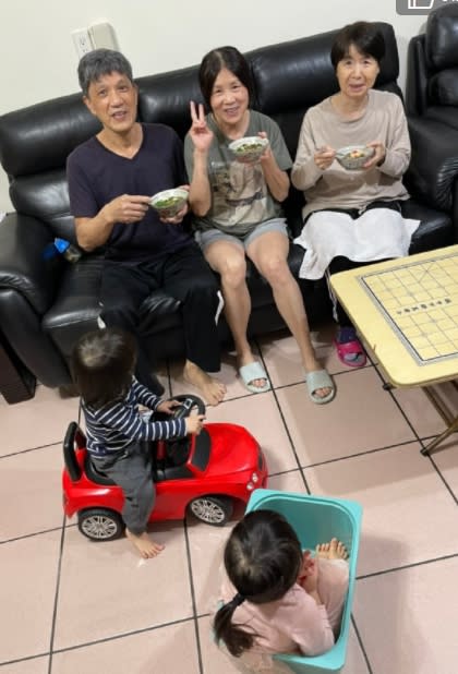 江宏傑曬出與爸媽及小愛媽媽的合照。（圖／翻攝自江宏傑微博）