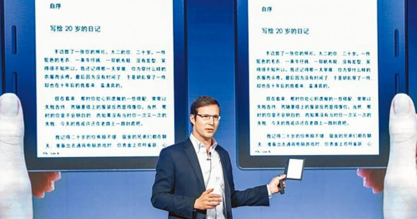 美國電商巨頭亞馬遜2日宣布旗下電子書Kindle業務將分三階段撤出中國市場。圖為該公司全球產品負責人先前在北京介紹自家閱讀器產品。（圖／中新社）
