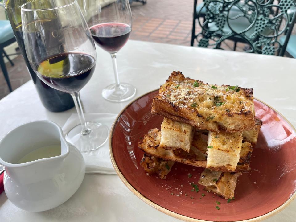 new garlic bread appetizer at tony's town square restaurant in magic kingdom at disney world