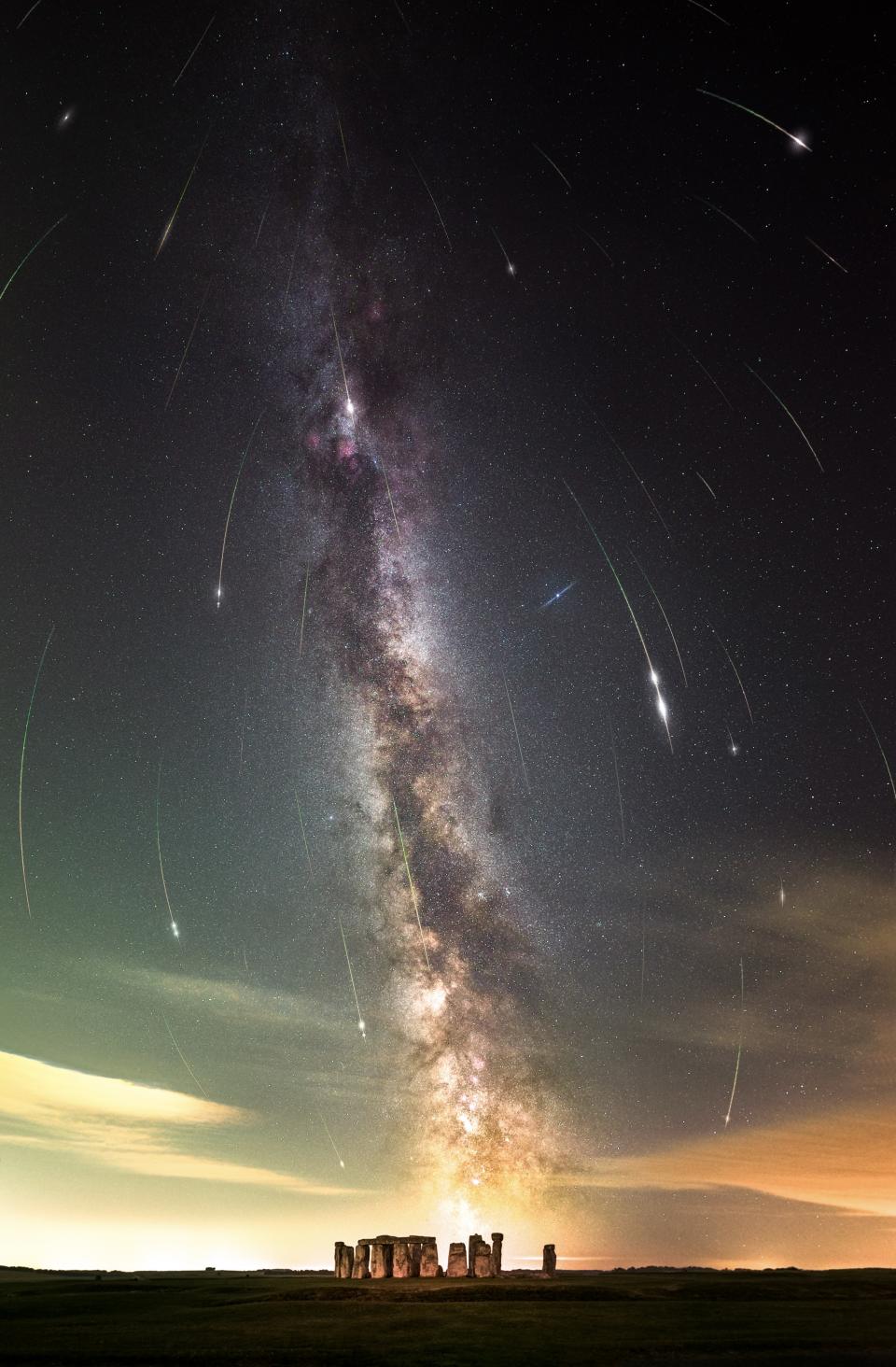 Lluvia de meteoros de las perseidas sobre Stonehenge