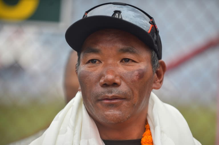 Am Mount Everest sind am Sonntag gleich zwei persönliche Rekorde aufgestellt worden: Der als "Everest Man" bekannte nepalesische Bergführer Kami Rita Sherpa bezwang den mit 8849 Metern höchsten Gipfel der Welt zum 29. Mal, der Brite Kenton Cool absolvierte seinen 18. Aufstieg. (NISHA BHANDARI)