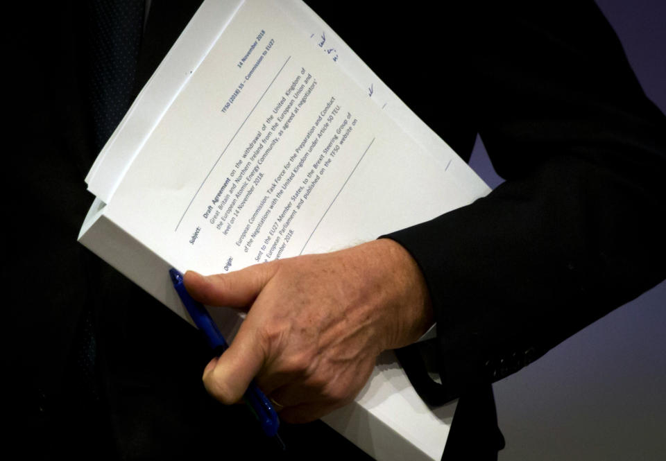 El negociador de la UE Michel Barnier sostiene una copia del polémico acuerdo para el ‘divorcio’ histórico entre Reino unido y la UE. (AP Photo/Virginia Mayo)