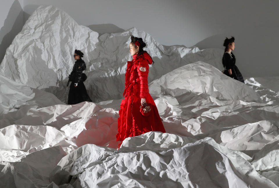 <p>Andere Models durchliefen in den Entwürfen der Moncler-Kollektion eine stilisierte Schneelandschaft. (Bild: AP Photo/Antonio Calanni) </p>