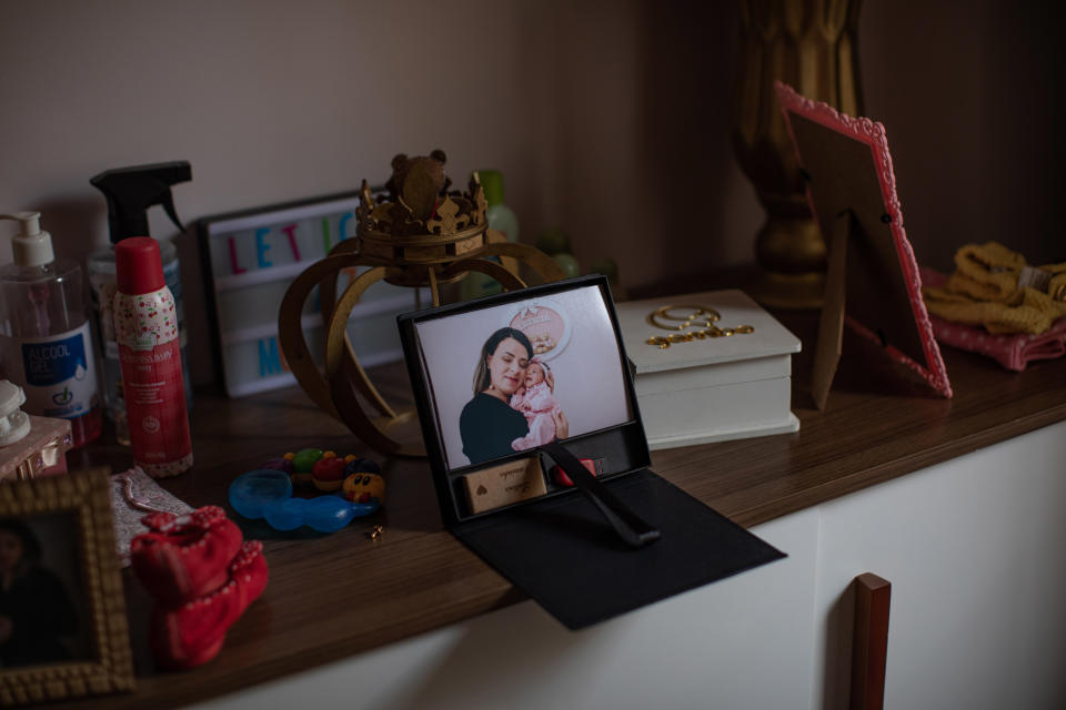 Una foto de Ariani Cristina Pereira Roque Marinheiro y su hija Letícia, en su casa en Maringa, Brasil, el 21 de abril de 2021. (Victor Moriyama/The New York Times)