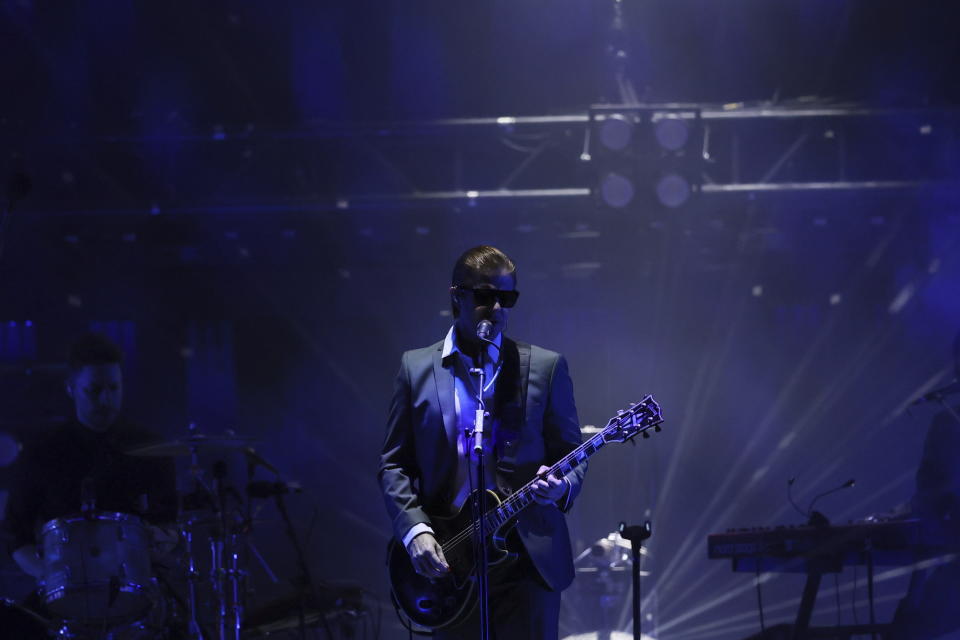 Paul Banks, vocalista de la banda estadounidense Interpol, se presenta en un concierto gratuito en el Zócalo de la Ciudad de México el sábado 20 de abril de 2024. (Foto AP/Ginnette Riquelme)