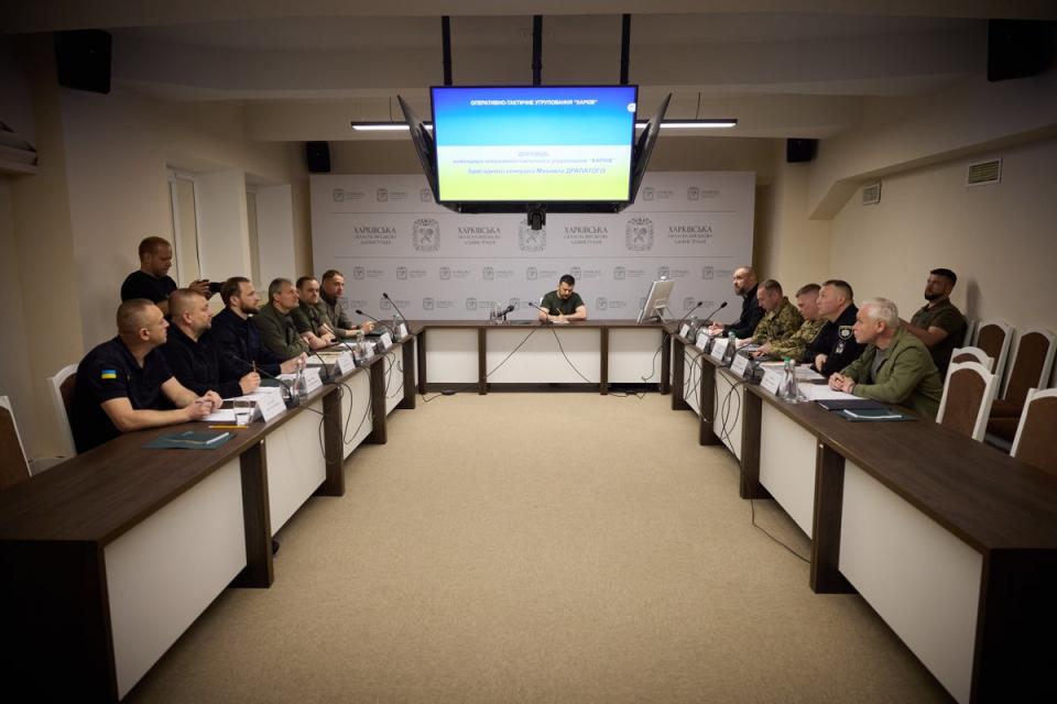 Ukrainian President Volodymyr Zelensky holds a meeting in Kharkiv to discuss, among other topics, the housing needs of evacuees (Twitter / Volodymyr Zelensky)