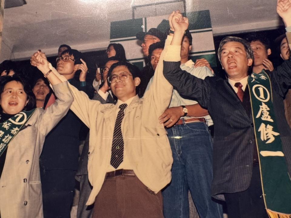  1989年11月22日，當時被國民黨列為黑名單，時任台獨建國聯盟美國本部主席的郭倍宏，公開現身當時的台北縣中和運動場演講，為民進黨立委盧修一、省議員周慧瑛的造勢帶來高潮，同時也讓他們高票當選。 圖：林秋滿拍攝（資料照） 