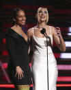 Alicia Keys, a sinistra, e Dua Lipa durante lo spettacolo