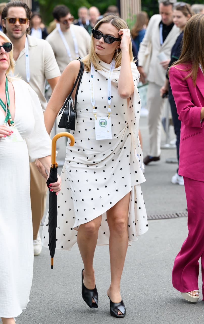 Princess Kate appears at Wimbledon tennis match!She looks good and remains elegant. The purple dress and handbag she wears are also from British brands.