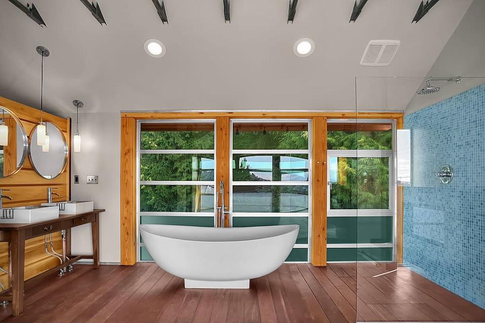 Contemporary tubs make a splash