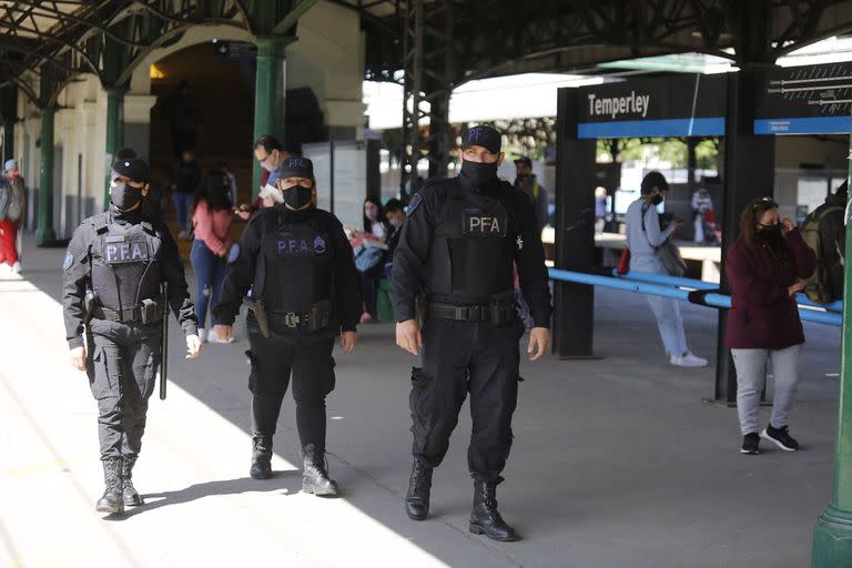 Policía en la estación de trenes de Temperley