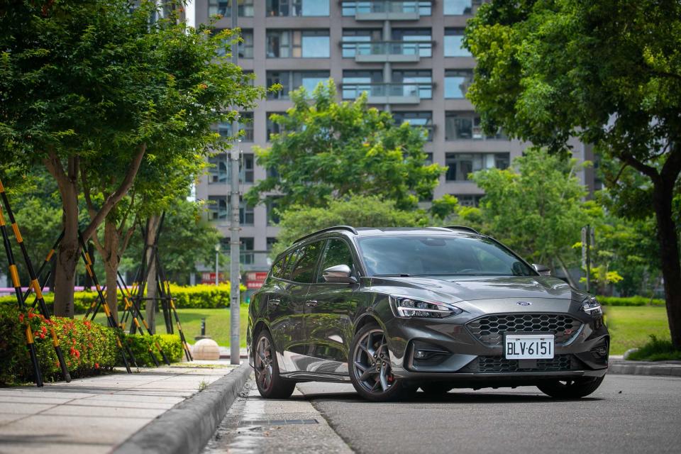 試駕車型為 Ford Focus ST Wagon SLS Edition，售價為新台幣 129.8 萬元。