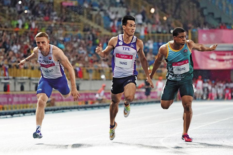 「台灣最速男」楊俊瀚（中）在男子百公尺決賽擊退各國好手，以10.22秒拿下價值連城的金牌。（大專體總提供）