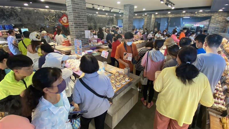 老字號餅家每到中秋前夕必定大排長龍。（圖／翻攝畫面）