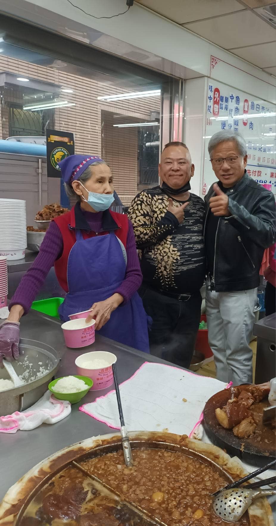 黃仁勳曾到訪豬腳店用餐與店家合影。（圖／翻攝自五燈獎豬腳魯肉飯）
