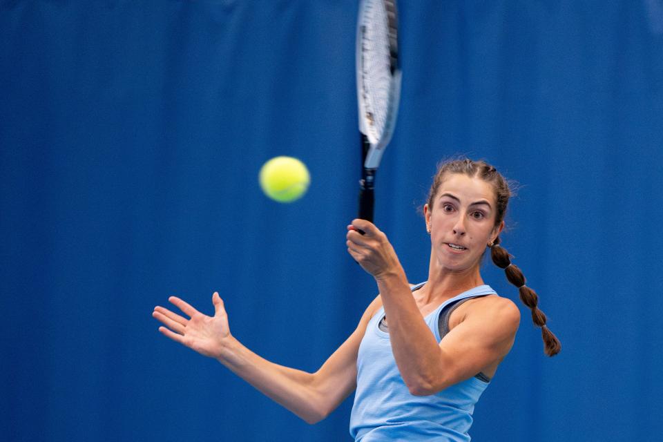 Molly Bellia, estudiante de último año de South Bend Saint Joseph, golpea la pelota durante un partido el 1 de junio de 2024, durante las finales estatales de tenis femenino de IHSAA en el Pearson Automotive Tennis Club en Zionsville, Indiana.